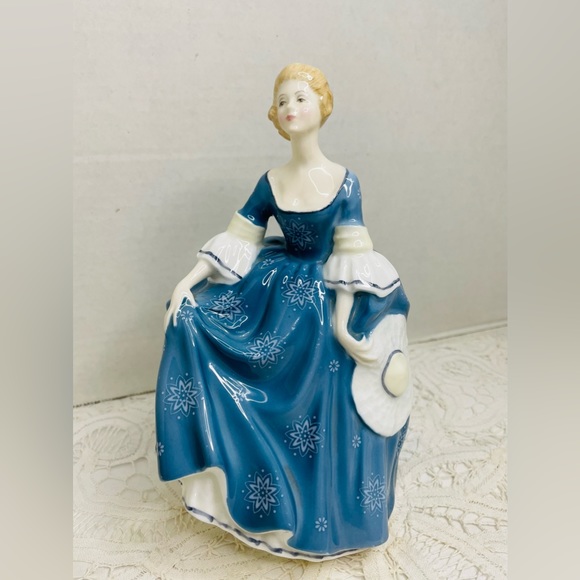 Royal Doulton Hilary HN 2335 Made in England COPR 1966 Bone China.